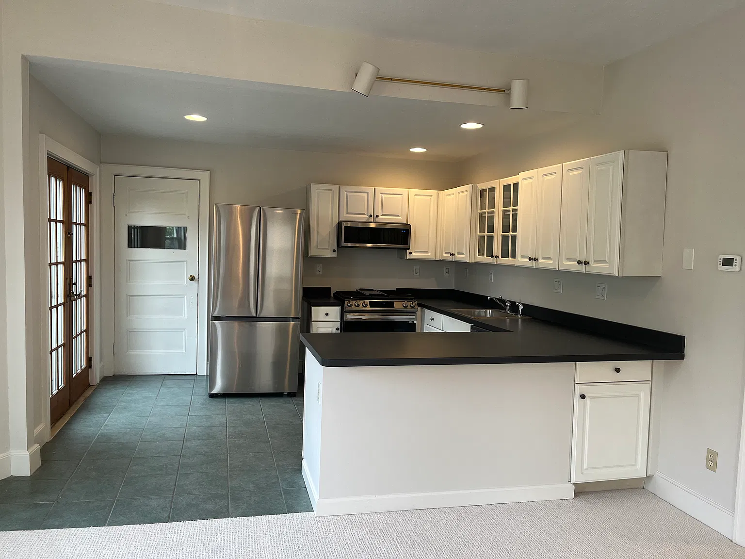 2 Lincoln Ave — Photo 2