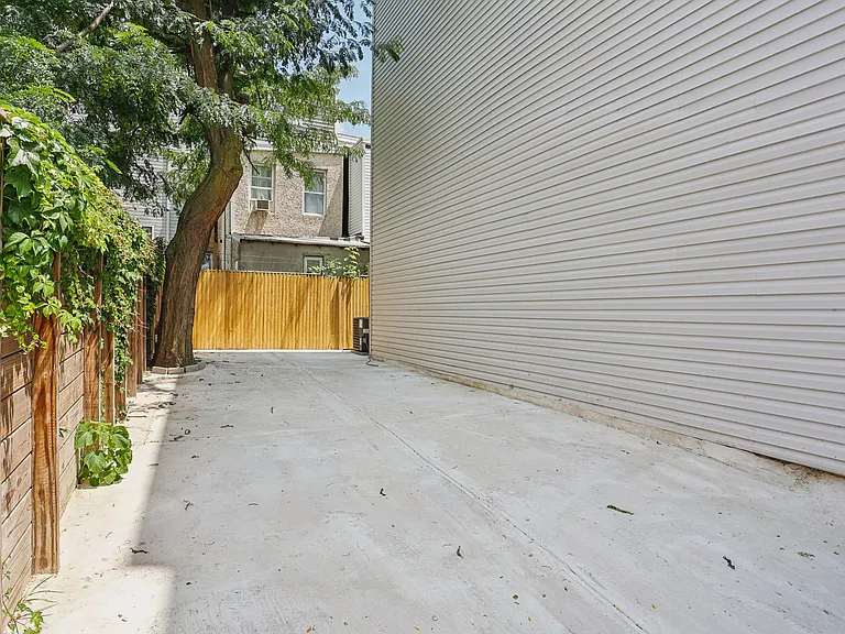 2225 N Waterloo St — Photo 34