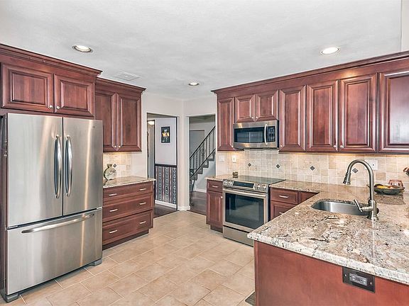 4th image of 16 Duffy Ln