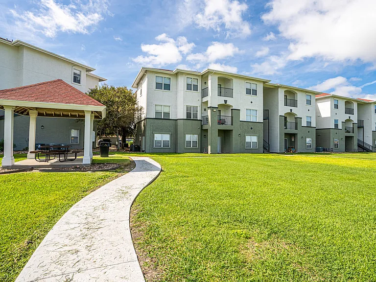 Baypoint Apartments — Photo 34