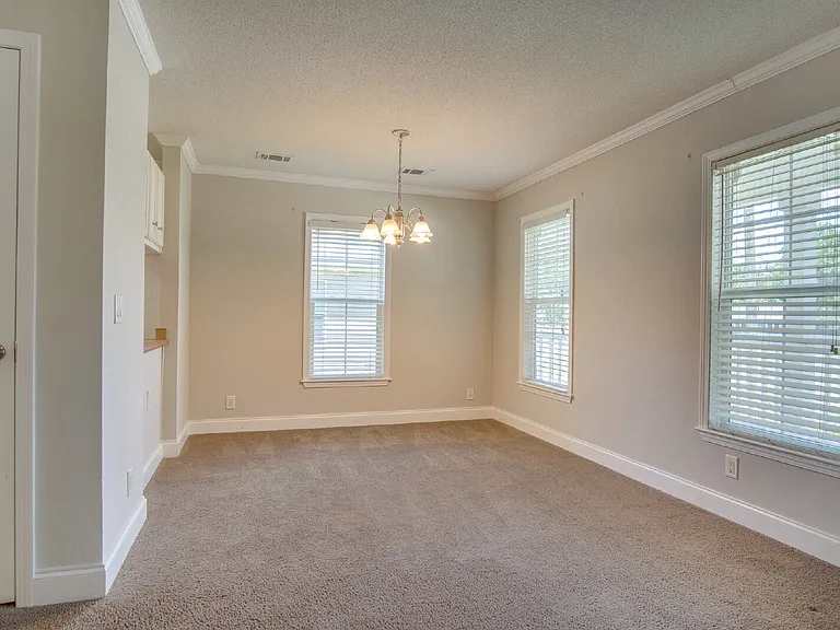 727 Bremen Ave — Photo 5