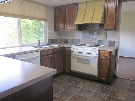 2nd image of 1010 SE 132nd Ave