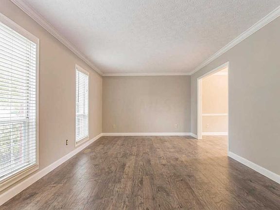 2nd image of 1744 Oak Leaf Ln