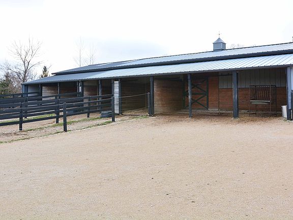 77x30 Barn, Dry Lot & Arena
