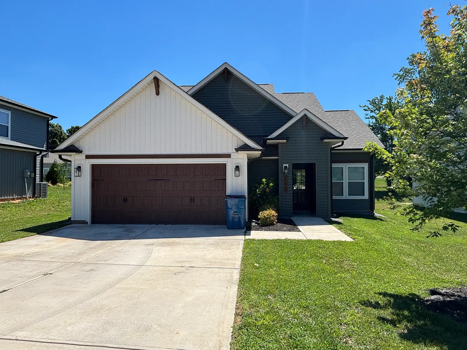3 bed, 2.5 bath, 1628 sqft, $1,825 — Photo 1