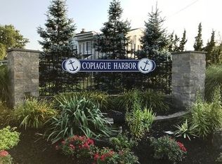 10 Dolphin Ln W, Copiague, NY 11726