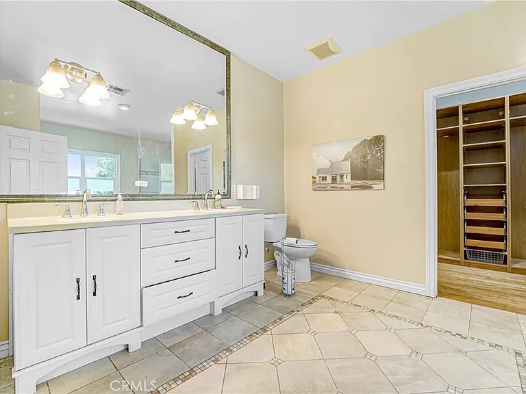 22450 Collins St — Photo 46
