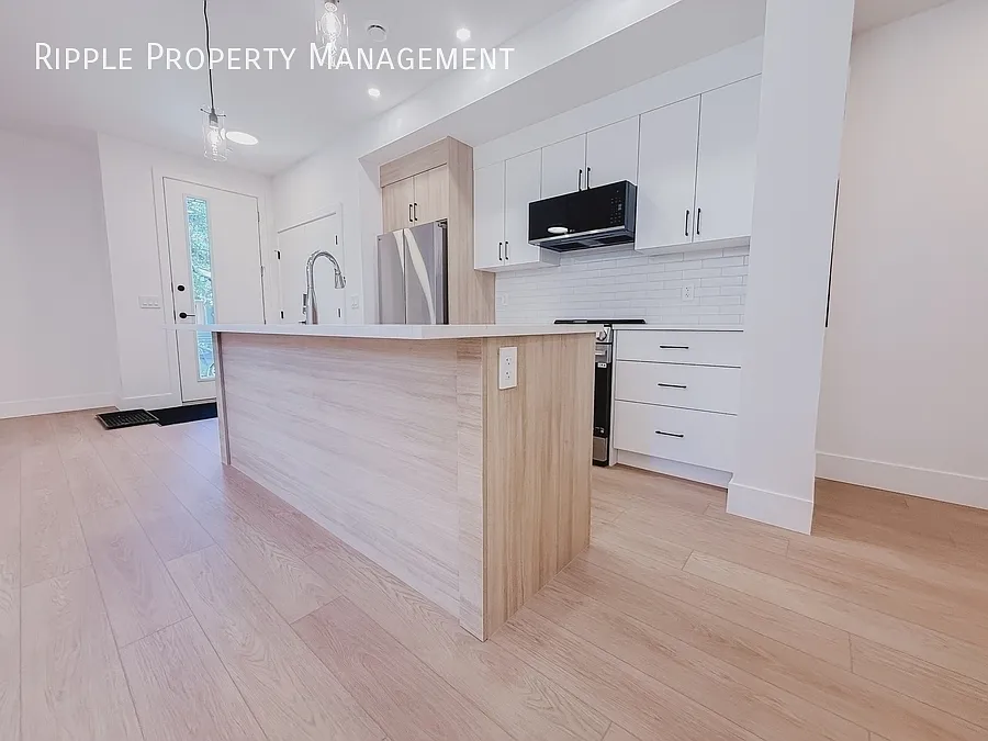 Amazing 3 Beds, 2.5 Baths Multiplex | Air Conditioning & Window Coverings — Photo 3
