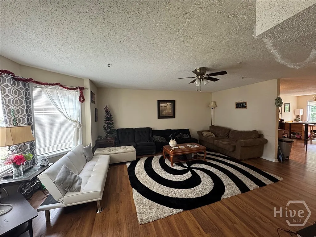 5 bed, 3.0 bath, 3692 sqft, $2,200 — Photo 3