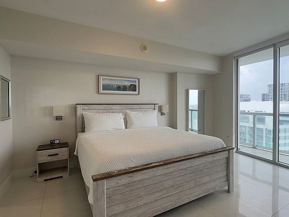 3rd image of 485 Brickell Ave #Id1232244p