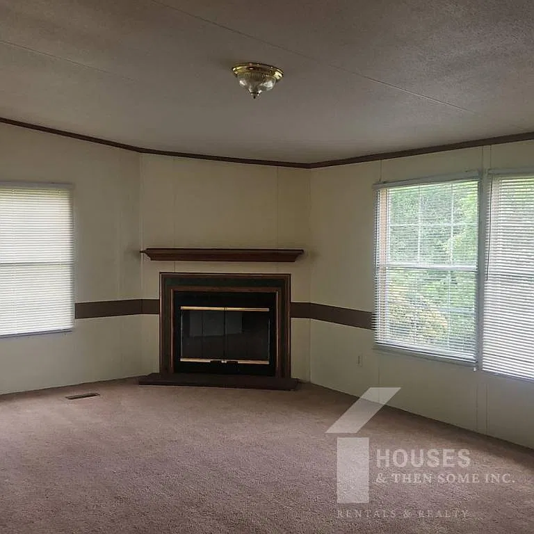 313 Ashwood Ln — Photo 3