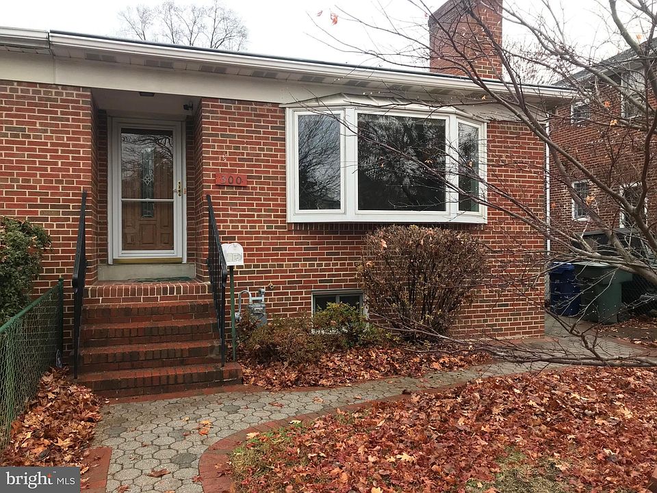 1st image of 300 E Oak St