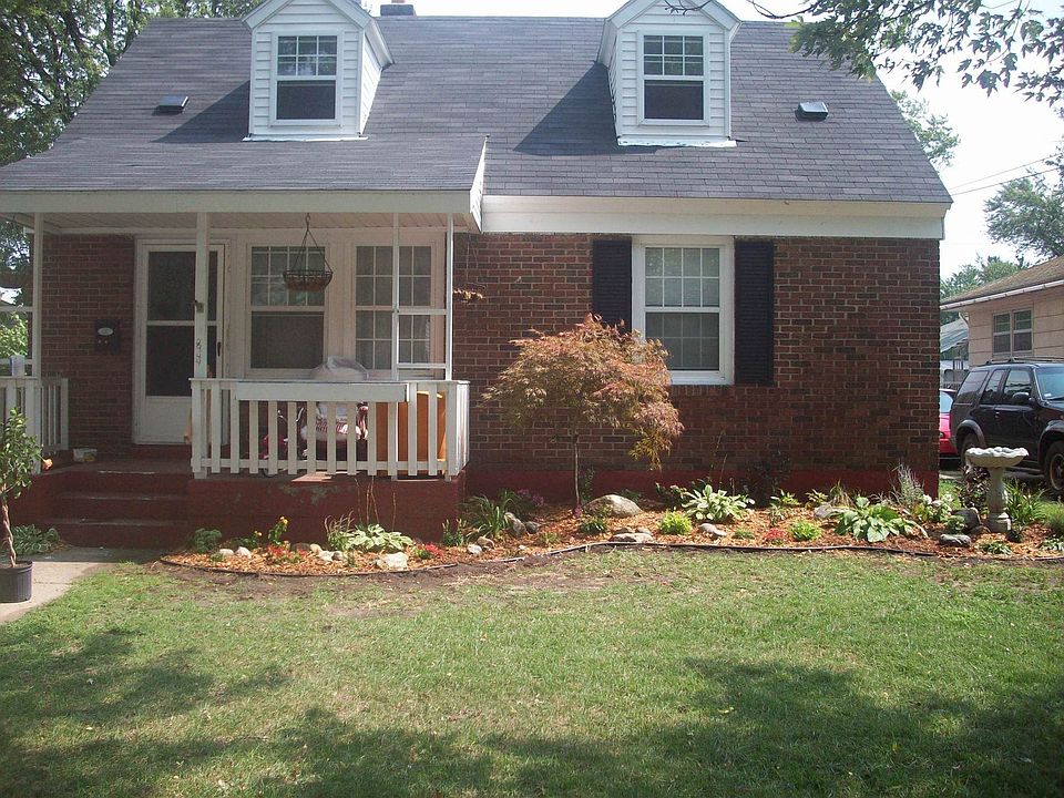 Brand new paint and landscaping!