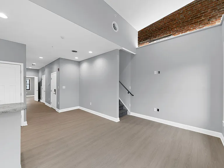560 Madison Ave — Photo 9