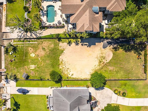 4th image of 2313 Lazy River Dr