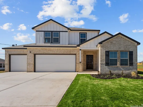 105 Reno Trail, Floresville, TX 78114