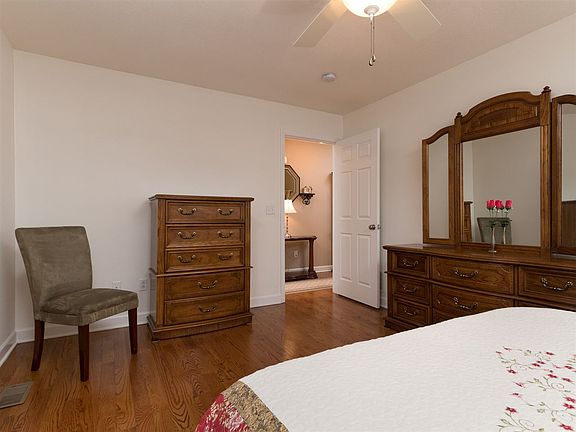 5th image of 163 Gables Dr
