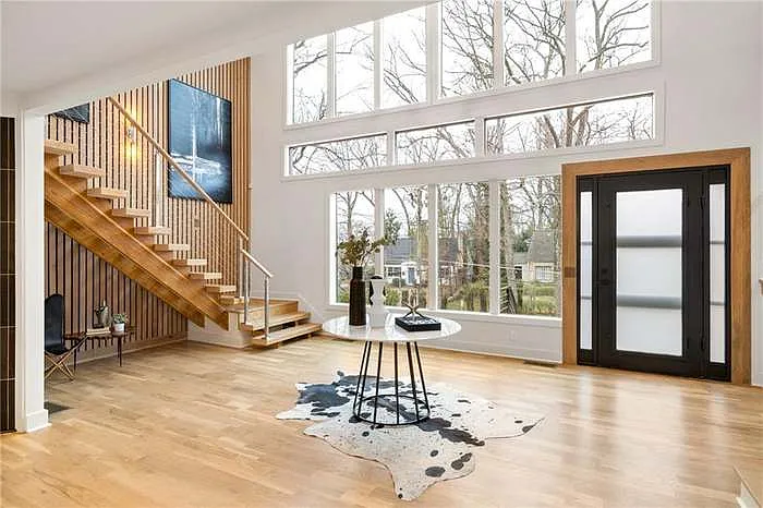 6 bed, 4750 sqft, $11,000 — Photo 3