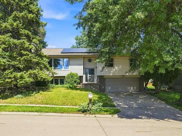 22 Wrexham Dr, Iowa City, IA 52246