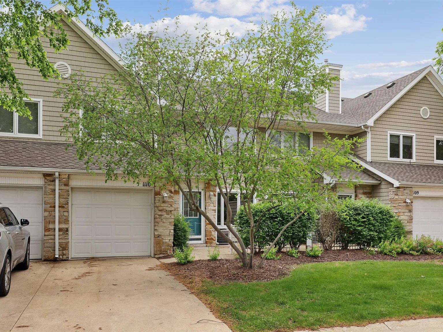 811 Burr Oaks Dr — Photo 4