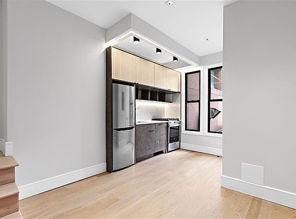 3rd image of 542 Newark Ave Floor 2