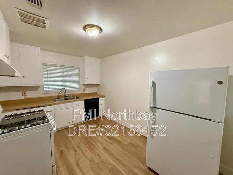1019 Wallace St — Photo 5