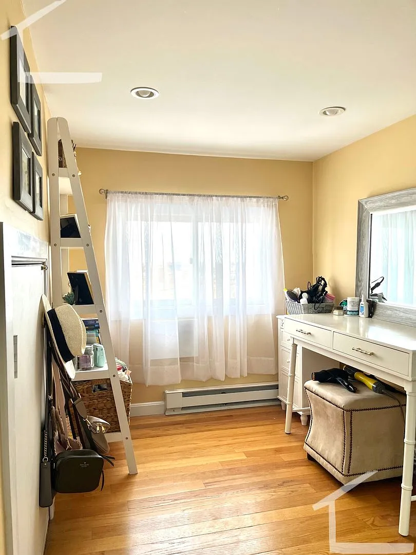 HUGE 3 bed duplex in the heart of Oak Square! — Photo 2