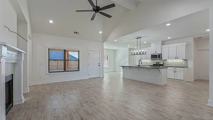 147 N Banner Ave — Photo 3