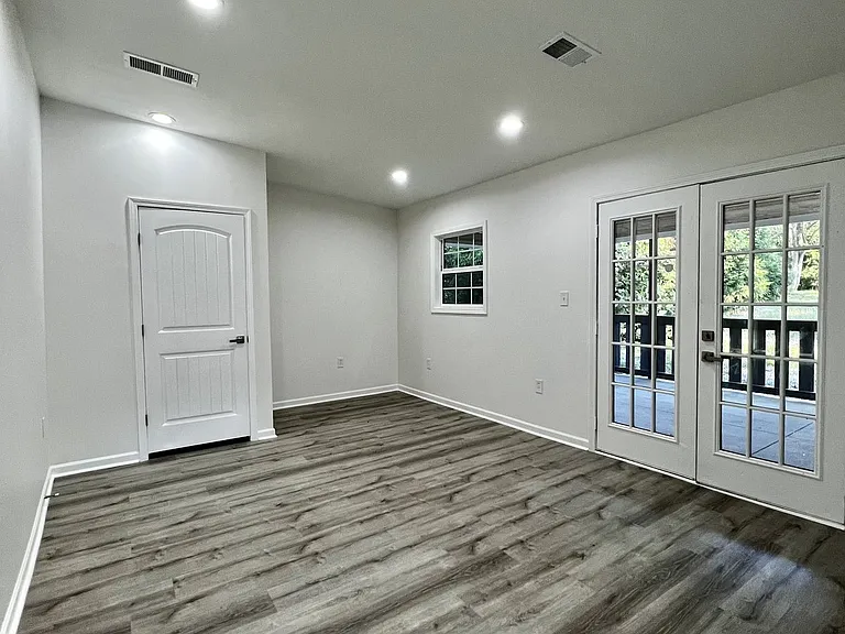 947 Clark St — Photo 14