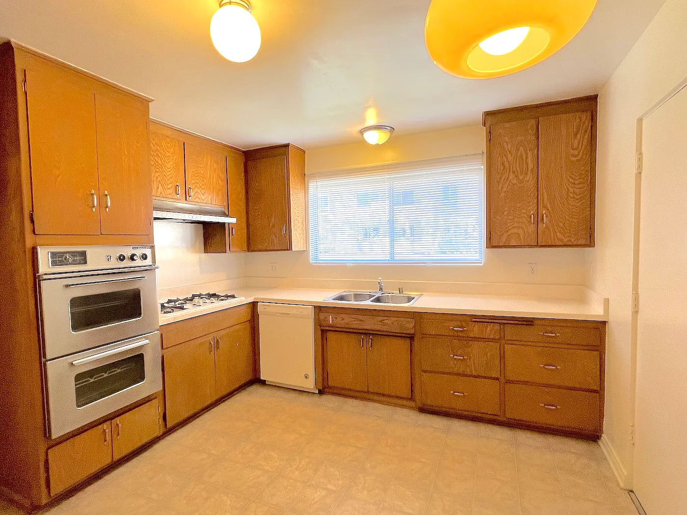 2 bed, 1100 sqft, $2,680 — Photo 2