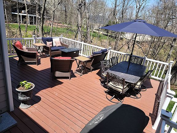 3rd image of 1209 Oakwood Dr