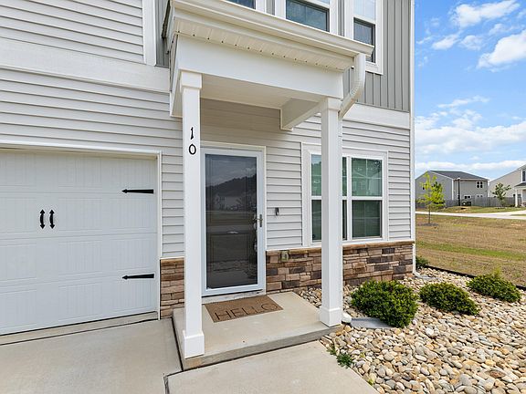 3rd image of 10 Forest Meadow Ln