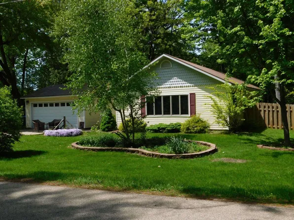 N6441 Graves Rd, Shawano, WI 54166