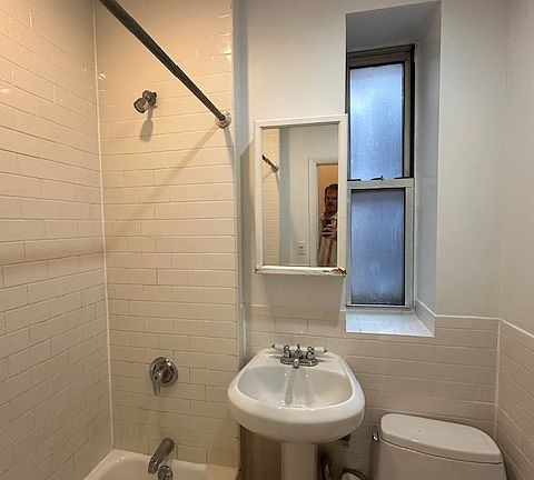 4th image of 114 E 1st St APT 24