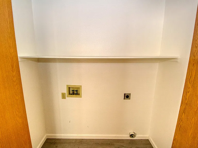 153 N Broadway St — Photo 12