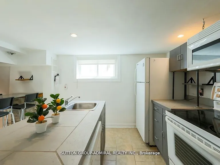 70 Carlaw Ave #BASEMENT — Photo 6