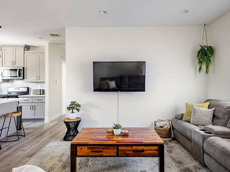 Siemon St — Photo 15