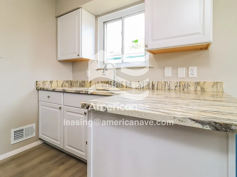 977651_005_kitchen_13944629.jpg