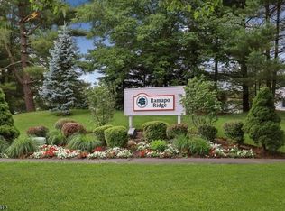 62 Sunset Ct, Mahwah, NJ 07430