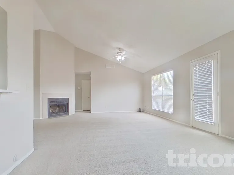 9607 N 88th Dr — Photo 3