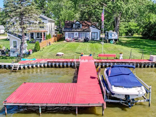 3201 River Park Dr, Johnsburg, IL 60051