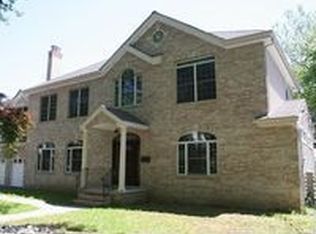 969 Country Club Dr, Teaneck, NJ 07666