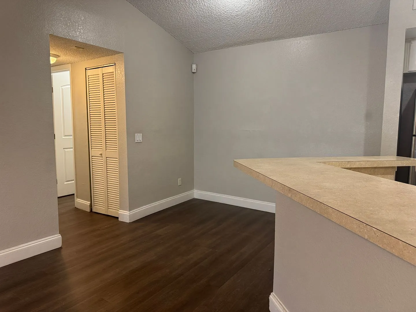 Spacious third floor unit located in the gated community of Venetian place — Photo 2
