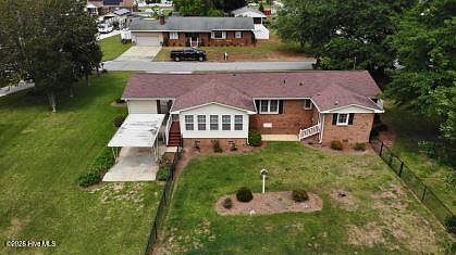 3rd image of 402 Willow Road