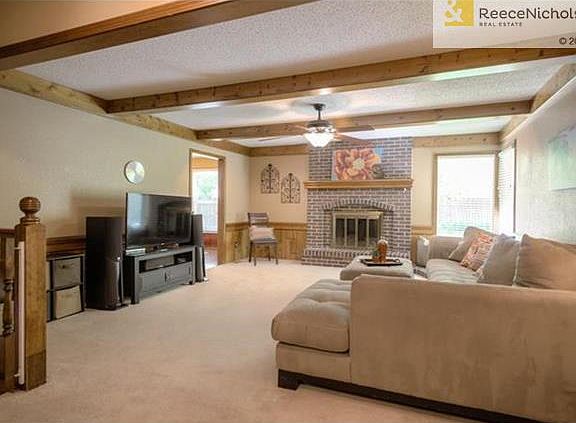 Living room w/fireplace