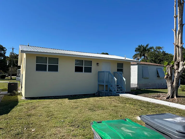 371 Banyan Ave — Photo 2