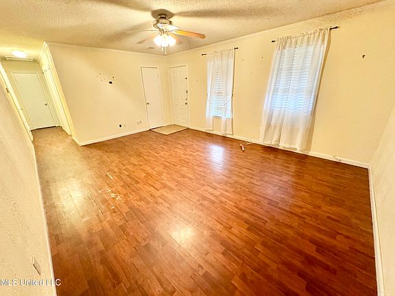4th image of 3655 Heathcliff Dr