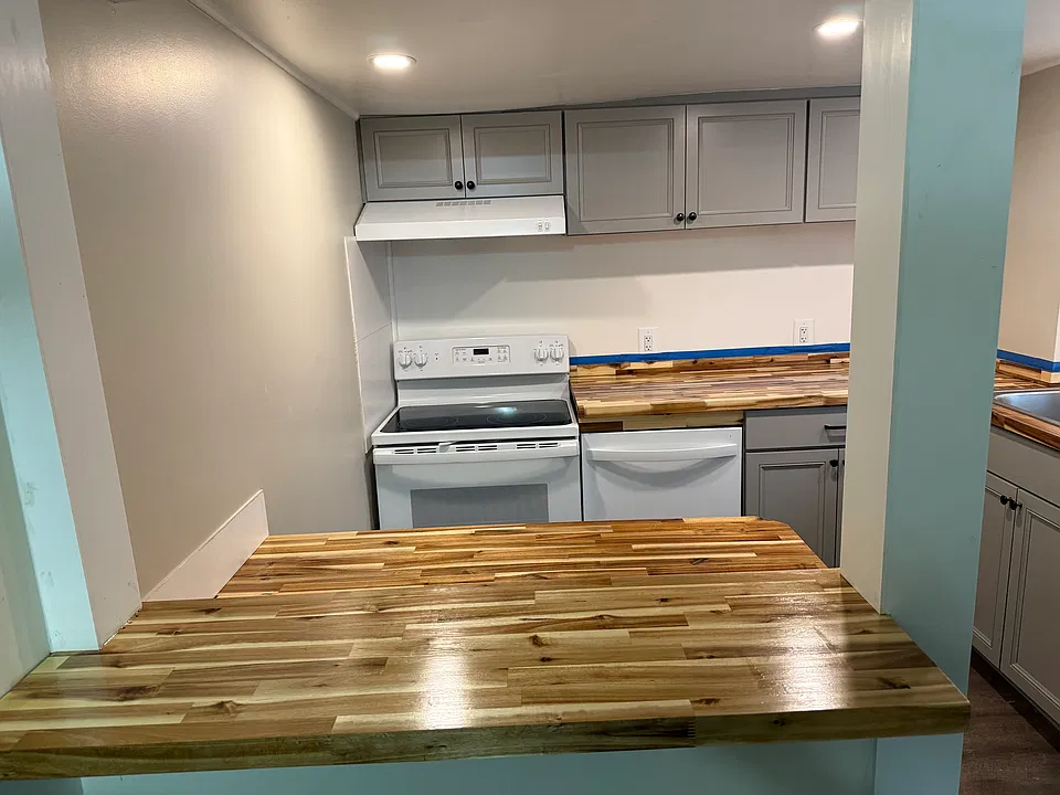 LR to Kitchen, through counter/bar
