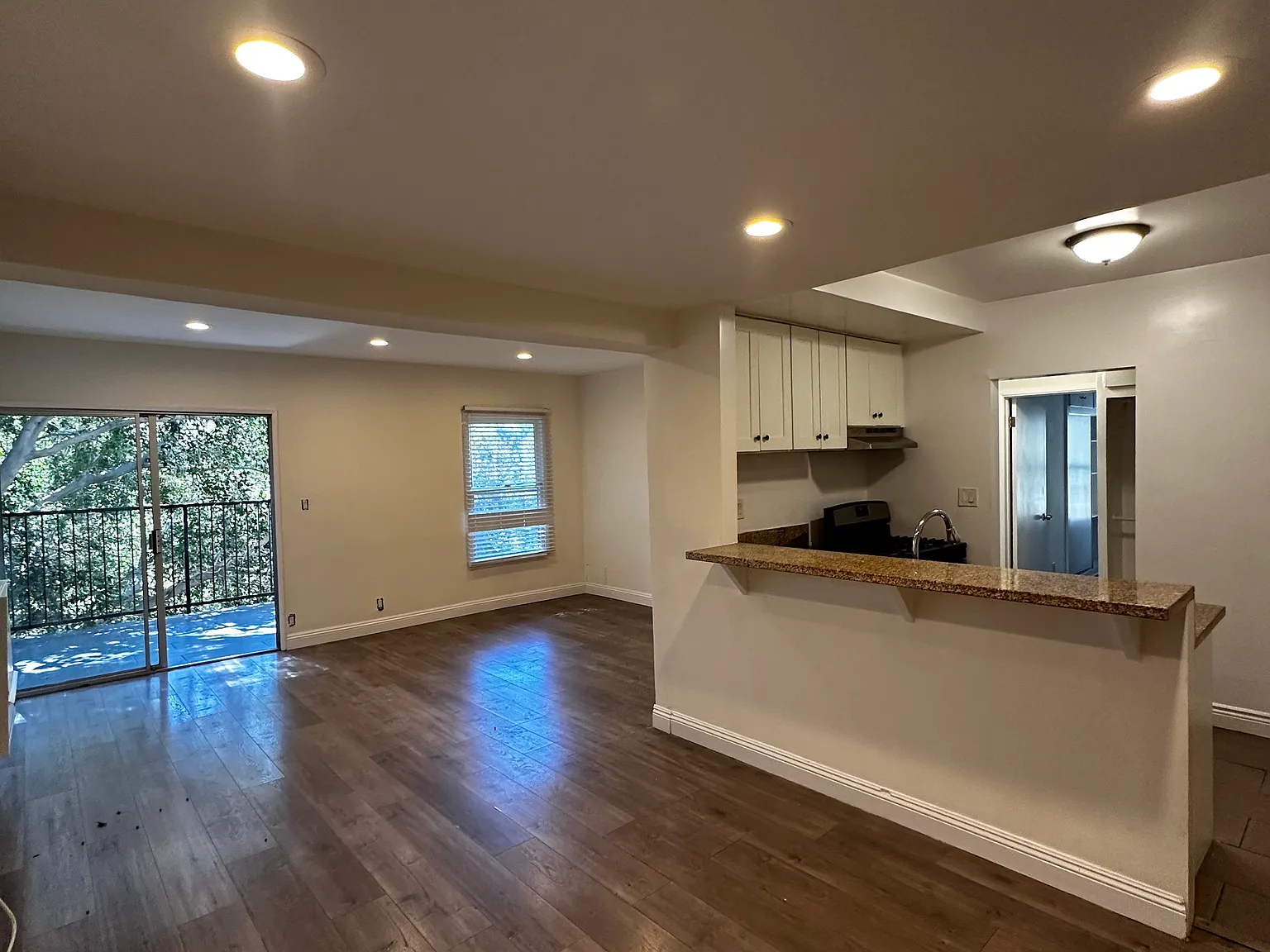 2073 Ivar Ave — Photo 2