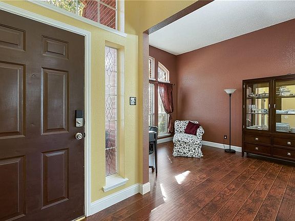 5th image of 5906 Vista Ln